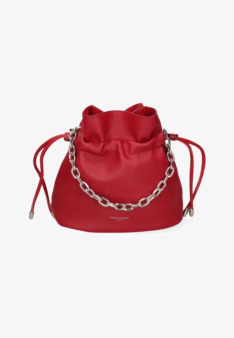Sac seau en cuir rouge avec un haut froncé, une anse en chaîne argentée et un cordon de serrage. Texture lisse et détail du logo à l'avant.