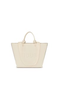 Kremowa torba na ramię z teksturowanej skóry, wyposażona w podwójne, węzłowe uchwyty oraz wytłoczoną nazwę marki z przodu, o kanciastym kształcie i czarnym wykończeniu.