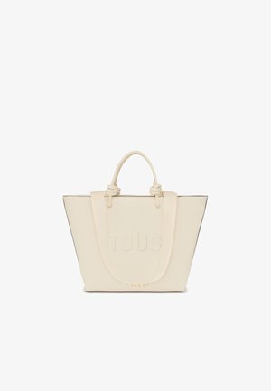 Kremowa torba na ramię z teksturowanej skóry, wyposażona w podwójne, węzłowe uchwyty oraz wytłoczoną nazwę marki z przodu, o kanciastym kształcie i czarnym wykończeniu.