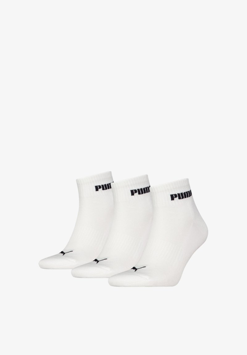 Białe skarpetki do kostek w opakowaniu po trzy pary. Posiadają czarne logo na mankiecie, prążkowaną teksturę oraz mały czarny akcent na palcu.