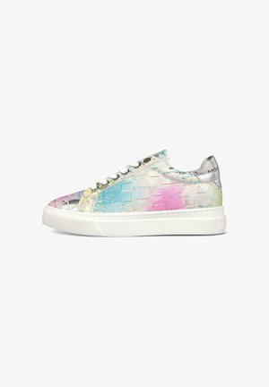 Lage sneaker met witte zool, iriserende pasteltinten, gestructureerd rasterpatroon, witte veters en zilveren hielstuk.