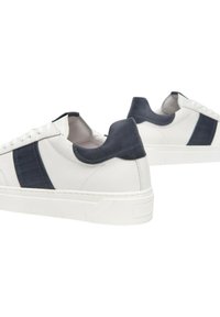 Sneakers in pelle bianca con accenti in suede blu navy, design a profilo basso, punta rotonda e suola in gomma testurizzata. Stile minimalista con lacci.