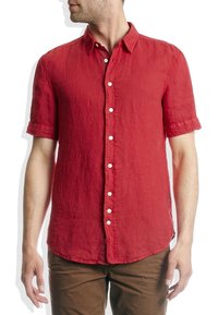 Rode linnen korte mouwen overhemd met een button-down kraag, met een relaxed fit en zichtbare stiksels langs de knoopsluiting en de mouwen.