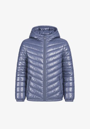 Blauwe gewatteerde capuchonjas met ritssluiting aan de voorkant en zijzakken, met chevron- en horizontale stikpatronen.