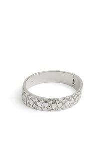 Söder silverarmband med ett texturerat mönster av sammanlänkade cirklar och små, inlagda klara stenar; slätt inre utförande.