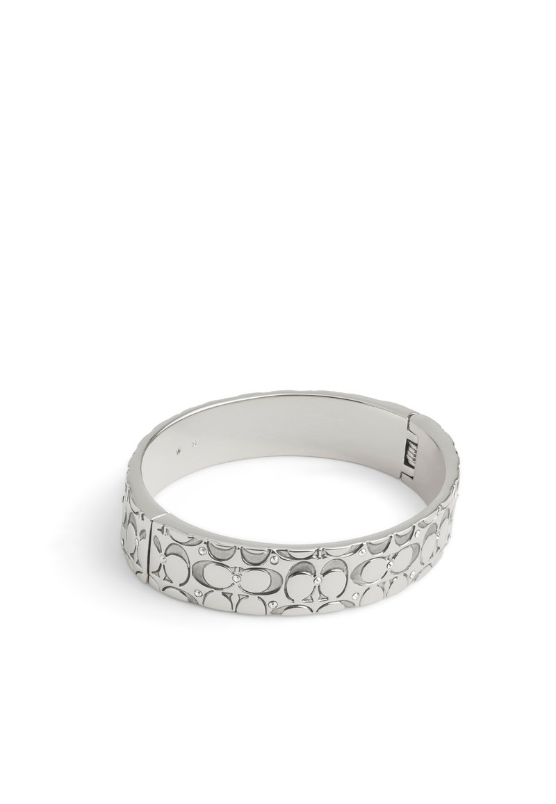 Bracciale in argento con un motivo testurizzato di cerchi intrecciati e piccole pietre trasparenti incastonate; finitura interna liscia.