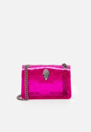 Petit sac à main brillant rose vif avec motif matelassé, bandoulière chaîne argentée et fermoir décoratif en forme de main argentée sur fond blanc.