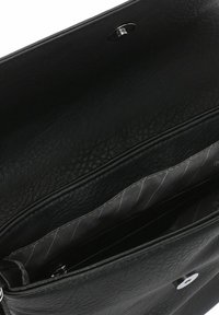 Schwarze Ledertasche mit strukturiertem Innenfutter, silberner Druckknopfverschluss und grauem gestepptem Futter mit diagonalen Mustern.