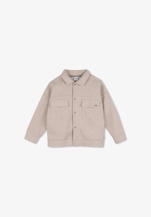 Chaqueta camisa beige claro con dos bolsillos delanteros con solapa y cuello clásico, colocada plana sobre un fondo blanco.