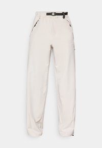 Calças em bege claro, feitas de um material suave, apresentando uma cintura elástica com cinto, bolsos laterais e um design de logotipo subtil.