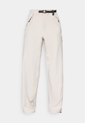 Lys beige bukser lavet af et glat materiale, med et elastisk talje bånd og et bælte, sidelommer, og et subtilt logodesign.