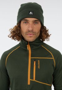 Zelený stredný fleece s oranžovými akcentami, dizajn na polovičný zips, vysoký golier a malá náprsné vrecko s logom "Protest".