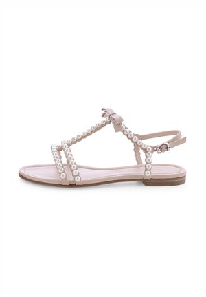 Plateau-sandalen van lichtroze materiaal, met decoratieve parelachtige kralen, verstelbare enkelband en een strikdetail op de bovenkant.