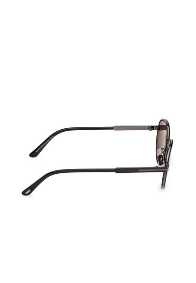 Černé obdélníkové brýle s tenkým kovovým rámem a nastavitelnými nosními polštářky, zobrazené ze strany na bílém pozadí.