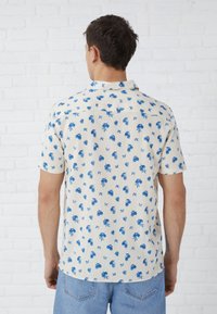Pier One LINEN MIX BLEND SHIRT - Button down-skjorte - offwhite/blue