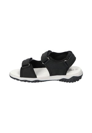 Czarno-biała sandałka z odkrytymi palcami, regulowanymi paskami i teksturowaną gumową podeszwą dla lepszej przyczepności, pokazana z boku.