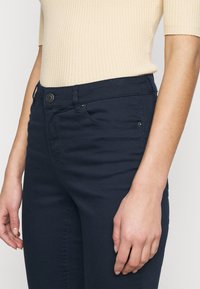 Vero Moda Tall HOT SEVEN  - Calças de ganga de corte skinny - navy blazer