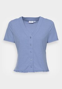Cardigan azzurro chiaro a maniche corte con scollo a V, texture a coste, chiusura con cinque bottoni e orlo arricciato. Il materiale è morbido ed elasticizzato.