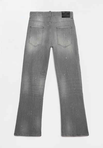 Vue arrière d'un jean en denim gris avec deux poches, zones légèrement décolorées, détails de tâches de peinture et un patch de marque en cuir noir sur la ceinture.