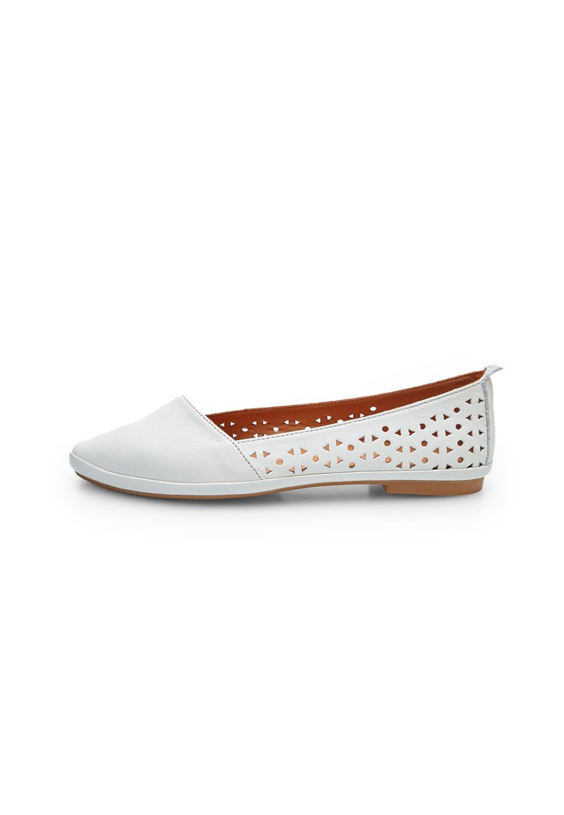 Scarpa piatta bianca in pelle con ritagli geometrici sui lati, punta arrotondata e rivestimento interno marrone. Presenta un design minimalista e suola in gomma.