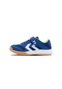 Chaussure de sport bleue avec partie supérieure en mesh, rayures blanches diagonales, accents verts, et une sangle Velcro. Semelle en caoutchouc avec grip texturé.