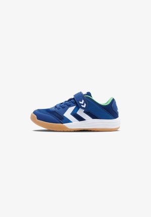 Blauer Sportschuh mit Mesh-Obermaterial, weißen diagonalen Streifen, grünen Akzenten und einem Klettverschluss. Gummisohle mit strukturiertem Grip.