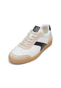 Sneaker aus weißem Leder, beigem Wildleder und schwarzen Akzenten. Runde Zehenform, flache Gummisohle und Schnürung vorne mit einem Logopatch auf der Zunge.