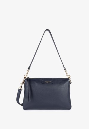 Navy Leder-Clutch mit strukturiertem Oberflächen, goldfarbener Hardware und einem abnehmbaren Tragegurt. Verfügt über einen Reißverschluss und einen Quast-Detail.