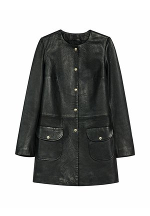 Czarny skórzany płaszcz o fakturowanym wykończeniu, z okrągłym kołnierzem, zapięciem na guziki i dwoma przednimi kieszeniami. Ozdobiony złotymi guzikami jako akcentami.
