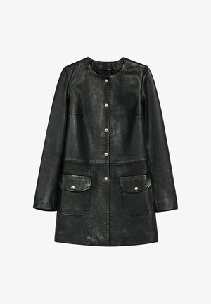 Czarny skórzany płaszcz o fakturowanym wykończeniu, z okrągłym kołnierzem, zapięciem na guziki i dwoma przednimi kieszeniami. Ozdobiony złotymi guzikami jako akcentami.