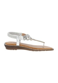Sølv thong sandaler med en tekstureret strop og rhinsten detaljer, der har en flad sål og en lys træindlæg.