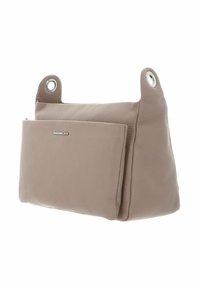 Borsa in pelle di un leggera tonalità taupe con superficie liscia, dotata di una tasca frontale e dettagli in metallo argentato. Silhouette arrotondata e strutturata.