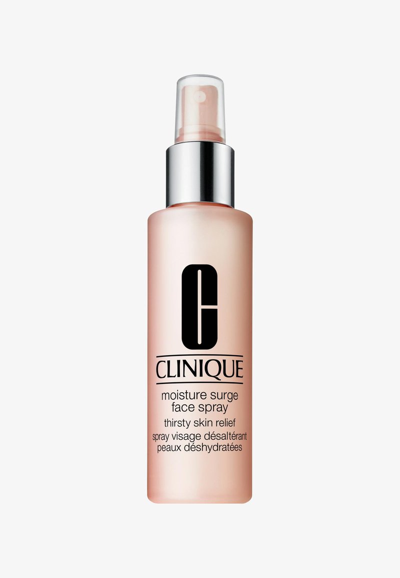 Clinique Moisture Surge ansiktsspray i en klar, sylinderformet flaske med en gradient rosa nyanse, sølvpumpe og svart logo.