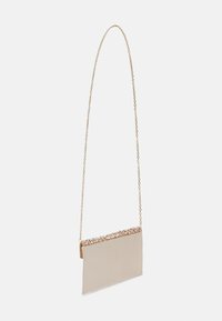 Pochette en cuir beige avec une bandoulière en chaîne, dotée d'un rebord supérieur texturé en perles. Forme rectangulaire avec un design plat et une texture lisse.
