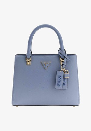 Sac à main synthétique bleu clair à design structuré, poignées supérieures, ferrures dorées, plaque logo triangulaire et étiquettes décoratives sur le côté.