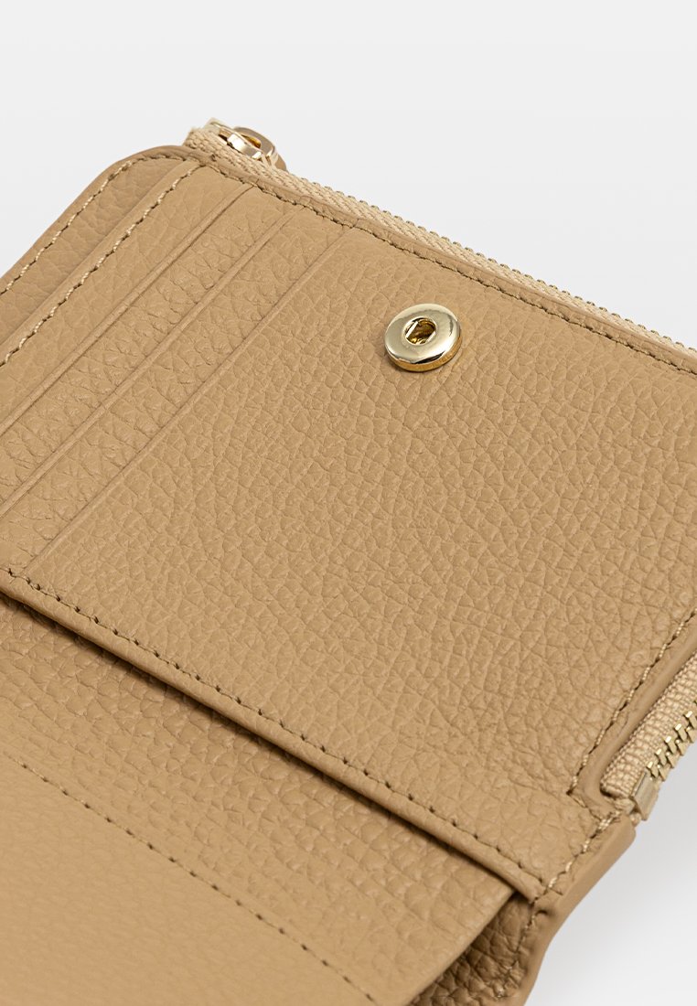 Brązowy skórzany portfel o teksturowanym wykończeniu, z przegródkami na karty i złotym metalowym zapięciem, uzupełniony o kieszeń na zamek.