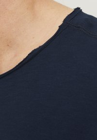Jack & Jones EBASHER O-NECK SS - Paprasti marškinėliai - navy blazer