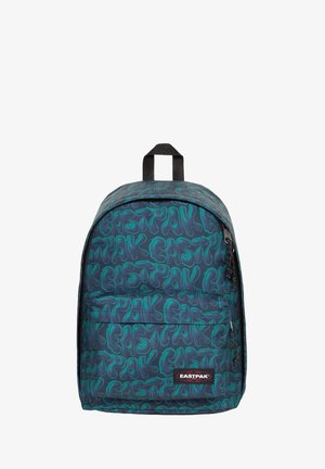 Marineblauwe rugzak met groen abstract tekstpatroon; voorzien van een bovenste handvat, een voorvak met rits en een merklabel aan de onderkant.