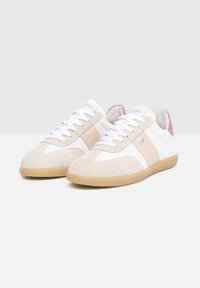 Sneaker aus weißem Leder mit beige Wildleder-Elementen und rosa Akzenten. Sie verfügen über eine runde Zehenpartie und eine Gummisohle für besseren Halt.