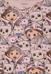 Απαλή ροζ ριγέ ύφανση με ένα πολύχρωμο σχέδιο καρτούν που απεικονίζει παιδιά και ζώα με εκφραστικά πρόσωπα και παιχνιδιάρικες πόζες.