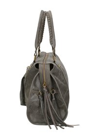 Sac à main en cuir gris avec des anses tressées, quincaillerie dorée et accents de pompons. Le sac possède une fermeture à glissière et une finition douce et texturée.