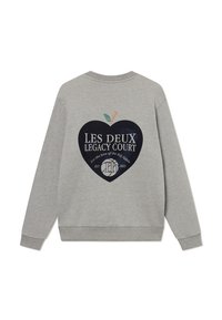 Γκρι φούτερ με στρογγυλή γραφική παράσταση που παρουσιάζει ένα σκούρο σχήμα μήλου, κείμενο "LES DEUX LEGACY COURT" και ένα μικρό πράσινο φύλλο, ριμπ επωμίδες.