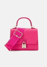 Sac à main en cuir rose avec une poignée supérieure et une sangle amovible texturée ornée d'une boucle. La quincaillerie argentée met en valeur la fermeture à verrou.