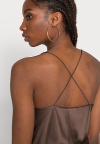 Monki Top - mole dark brun