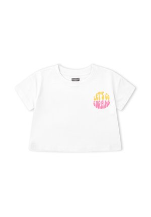 Camiseta blanca de manga corta y corte cropped con cuello redondo y texto "LET'S GO SURFING" en amarillo y rosa en el lado izquierdo del pecho.