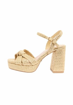 Béžové tkané sandále na platforme s opätkom, s remienkom okolo členka a prackou, vybavené hrubým hranatým opätkom a pletenými prednými remienkami.