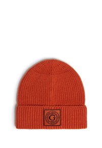 Berretto lavorato a maglia arancione con texture a coste e risvolto. Presenta un'etichetta nera rettangolare con dettagli del logo circolare.