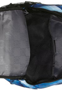L'intérieur du sac à dos comprend un compartiment en maille noire et une section en tissu gris avec un motif de logo subtil. Design géométrique bleu sur l'extérieur en tissu.
