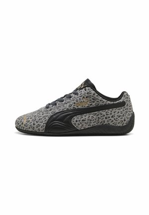 Baskets Puma profil bas avec imprimé léopard gris, bande latérale noire, lacets noirs et logo Puma doré sur fond blanc.