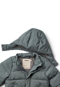 Giubbotto imbottito in tessuto teal smorzato con cappuccio staccabile. Fodera a motivo check. Presenta chiusure a scatto e un'etichetta interna.